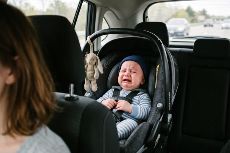 Pourquoi bébé pleure en voiture